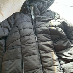 GUESS womans Black Quilted Hooded Puffer Jacket with fur trim
